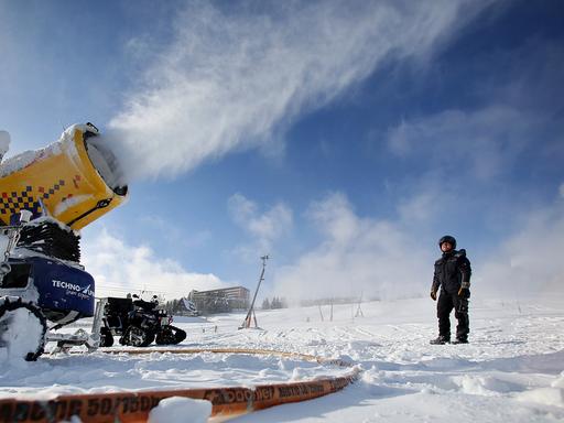 Schneekanone auf einer Skipiste am Fuße des Fichtelbergs in Oberwiesenthal, Sachsen.