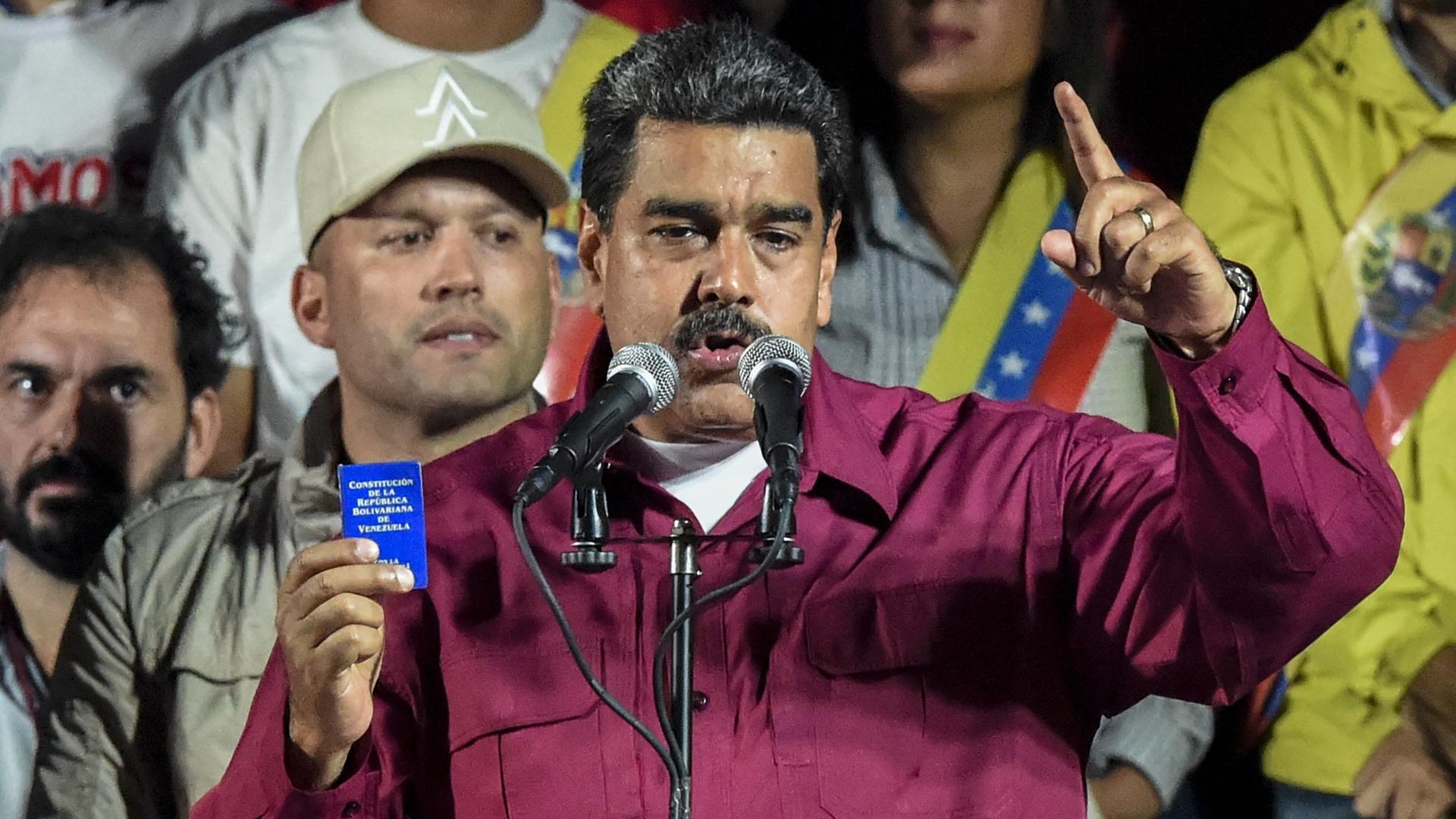 Auf dem Bild ist Nicolás Maduro. Er ist der Präsident von dem Land Venezuela. Er hält eine Rede. 