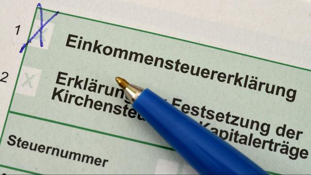 Auf einem Formular für die Einkommensteuererklärung liegt ein Kugelschreiber.