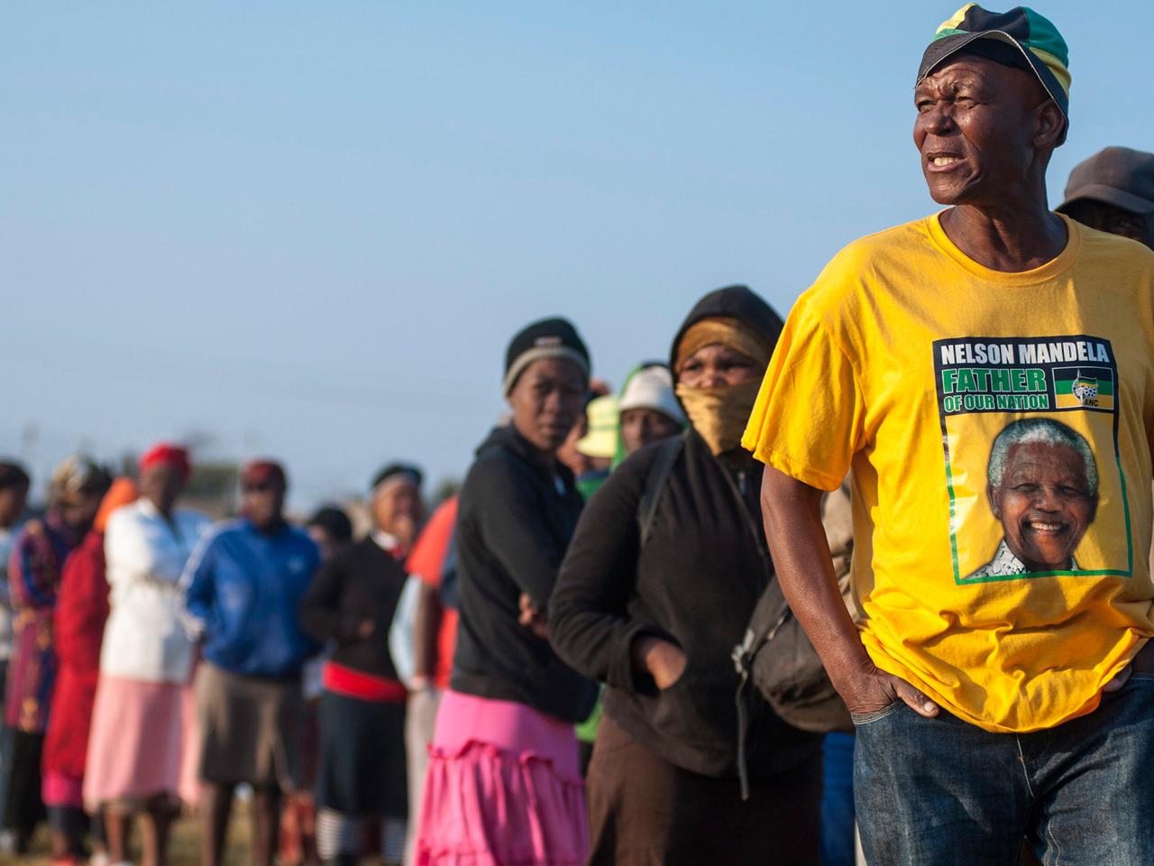 Wähler warten vor einem Wahllokal in Johannesburg am 07 Mai 2014. Wähler warten vor einem Wahllokal in Johannesburg am 07 Mai 2014.