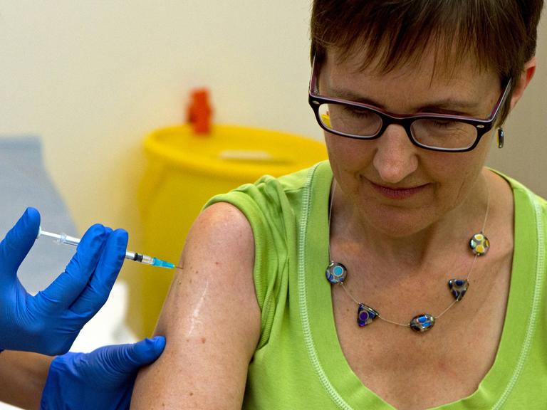 Ruth Atkins lässt sich als eine von 60 Freiwilligen den möglichen Impfstoff injizieren