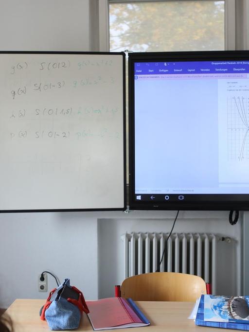 Die Mathelehrerin an der Tages- und Abendschule TAS erklärt Parabelfunktionen