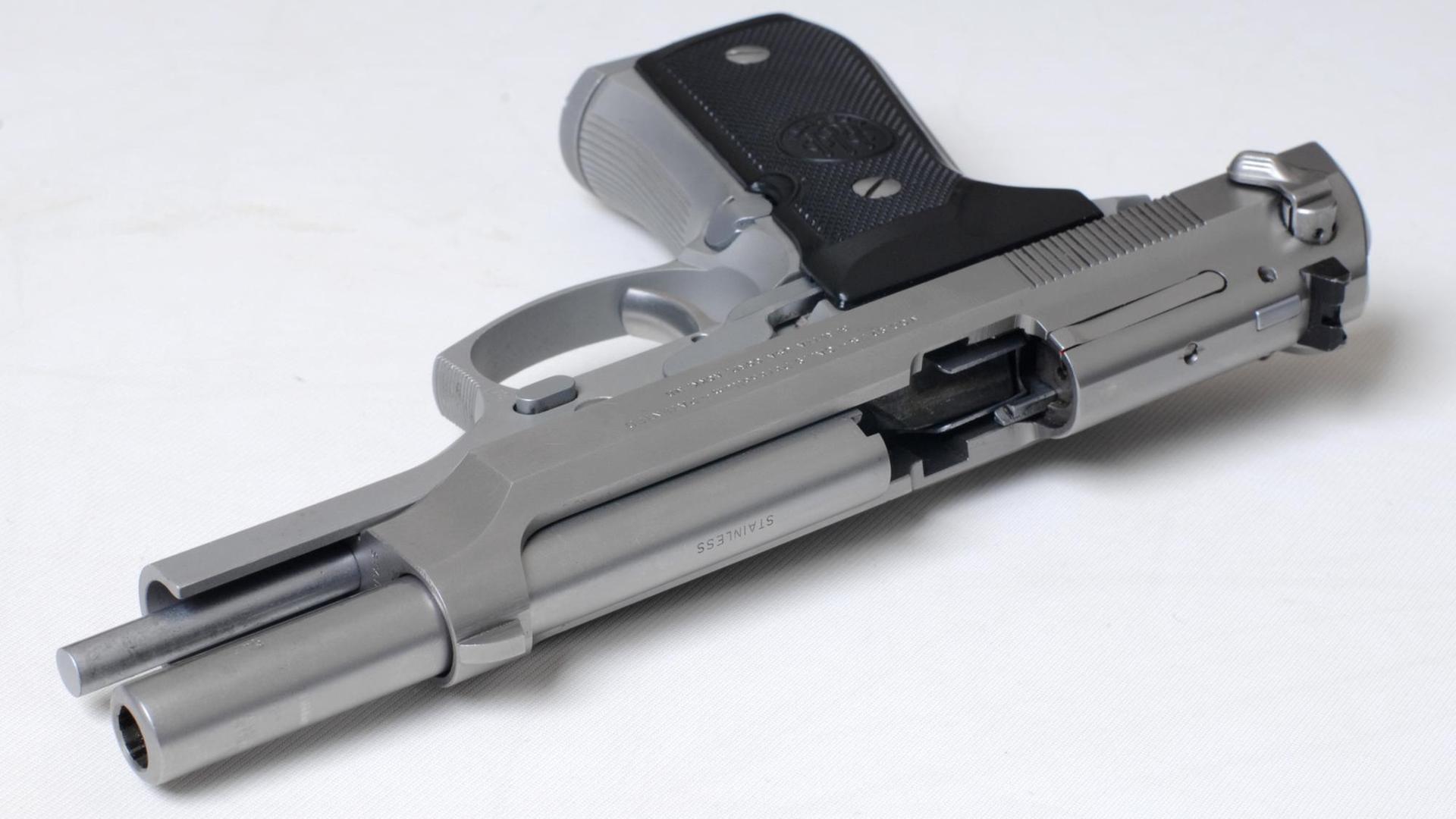 Eine Beretta-Pistole mit geöffnetem Verschluss.