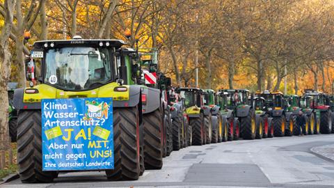 Landwirte stehen mit ihren Treckern nach einer Sternfahrt in der Hamburger Innenstadt auf dem Holstenwall.