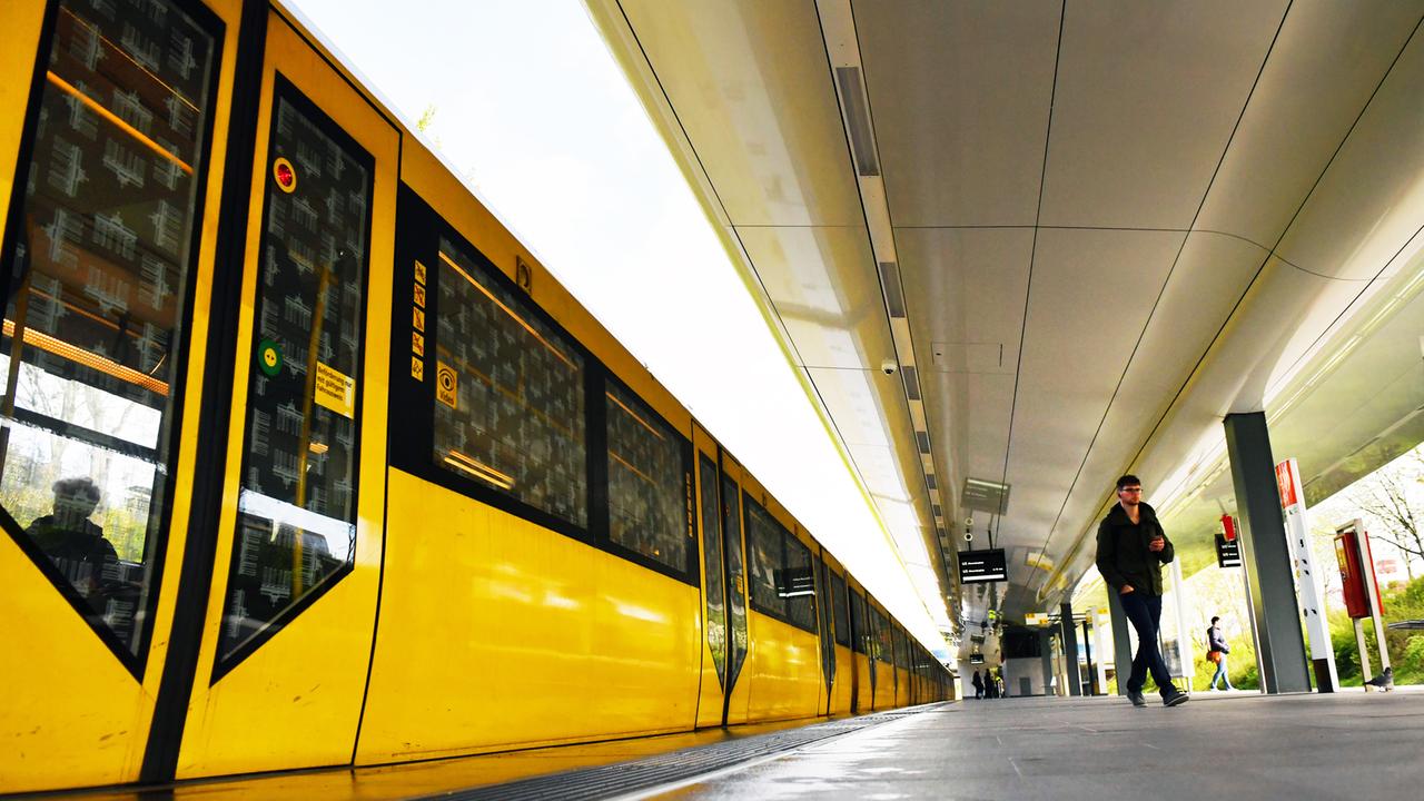 Der neue U-Bahnhof "Kienberg - Gärten der Welt" wird am 11.04.2017 in Berlin von der BVG vorgestellt.