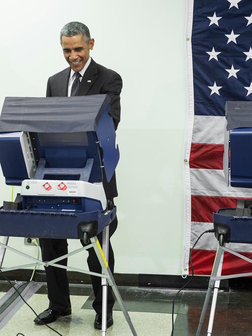 US-Präsident Barack Obama gibt gutgelaunt seine Stimme bei den Zwischenwahlen ab.