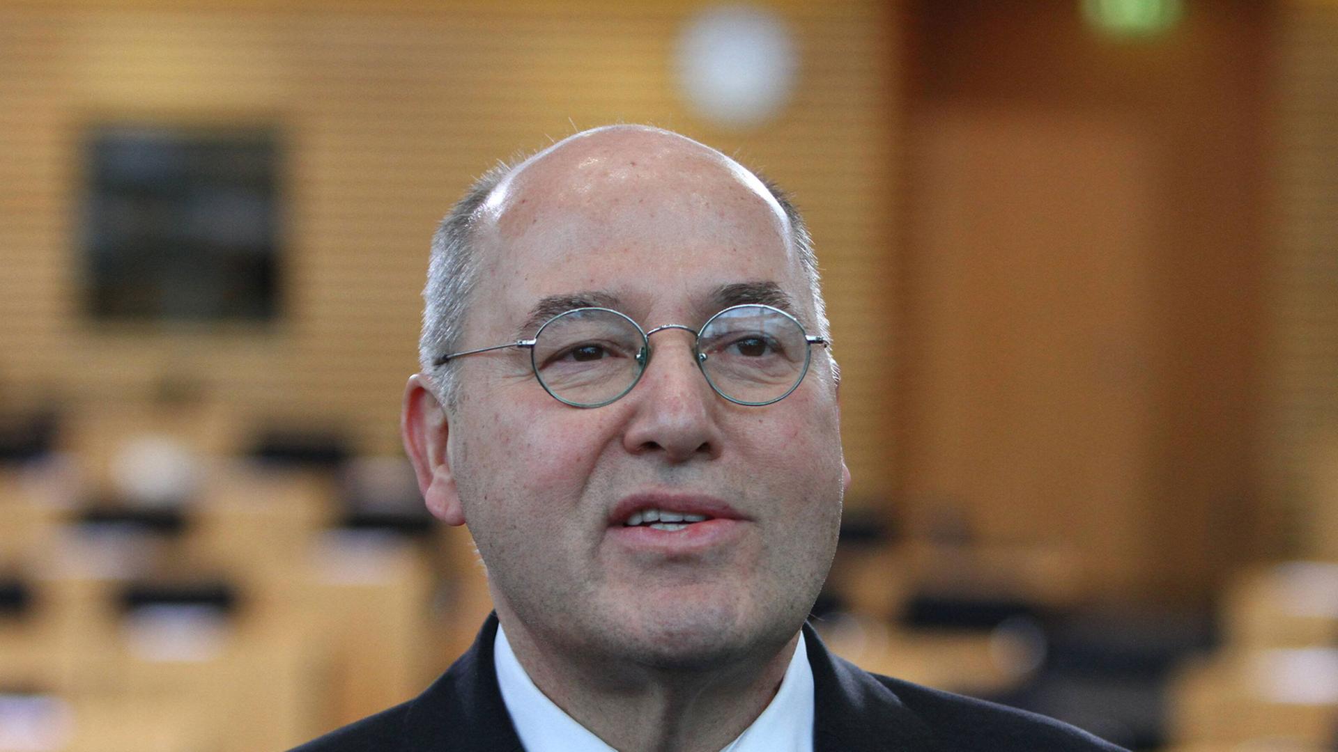 Der Linken-Fraktionsvorsitzende Gregor Gysi steht vor Stühlen im Thüringer Landtag in Erfurt.