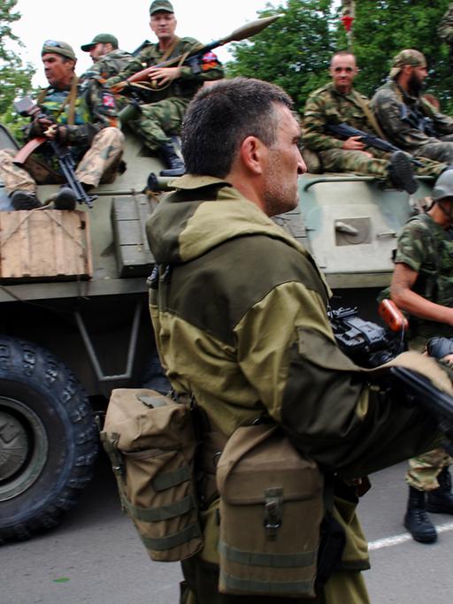 Ukrainische Soldaten auf einem Panzer