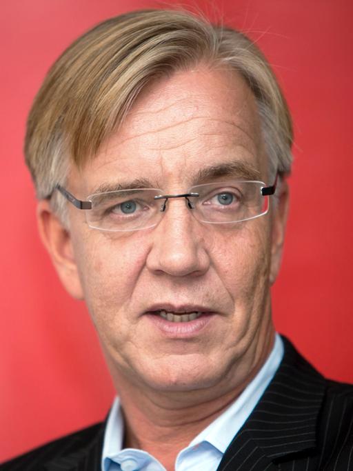 Der Direktkandidat der Partei Die Linke, Dietmar Bartsch, sitzt in seinem Wahlbüro in Schwerin (Mecklenburg-Vorpommern)
