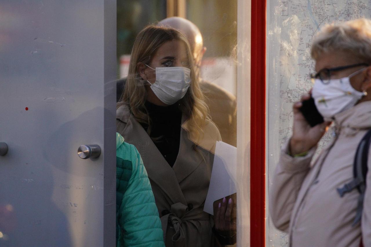 People are seen wearing face masks at a bus stop in central Warsaw, Poland on October 8, 2020. The ministry of health on Thursday announced 4280 new infections of the coronavirus and 75 deahts. Both are new records since the start of the epidemic in the country. Thursday's record number beat the previous record from the day before with more than one thousand. On Saturday the entire country will be classified as a "yellow zone" making outdoor mask wearing mandatory. (Photo by Jaap Arriens/NurPhoto) | Keine Weitergabe an Wiederverkäufer.