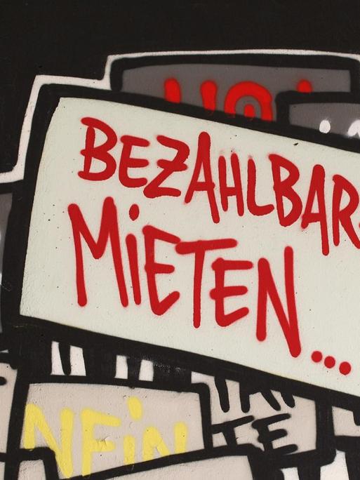 "Bezahlbare Mieten" steht am auf einem Wandbild nahe dem Kottbusser Tor in Berlin im Bezirk Kreuzberg.