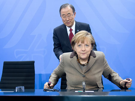 UN-Generalsekretär Ban Ki Moon rückt der Bundeskanzlerin Angela Merkel (CDU) den Stuhl zurecht.