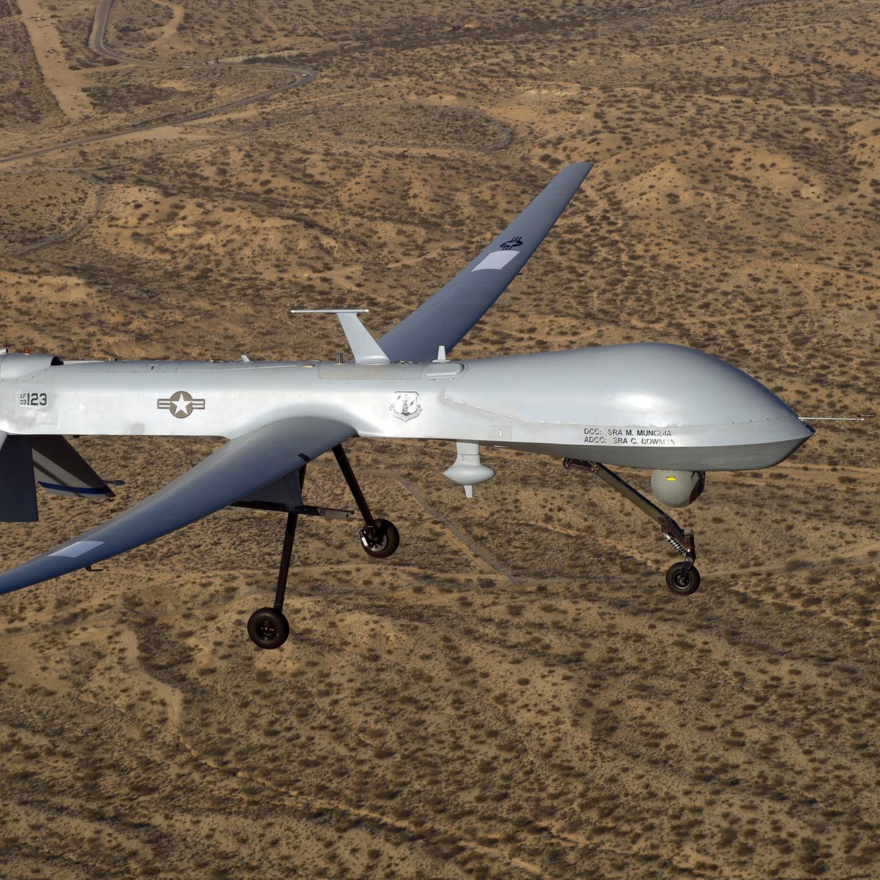 Eine unbemannte Kampfdrohne der US-Air-Force (MQ-1 Predator) fliegt in der Nähe eines logistischen Flughafens in Südkalifornien.