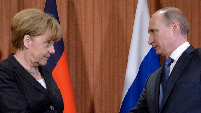 Bundeskanzlerin Angela Merkel (CDU, l.) und der russische Präsident Wladimir Putin