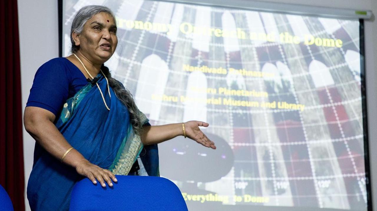 Ganz in ihrem Element: Nandivada Rathnasree bei einem Vortrag über das Universum