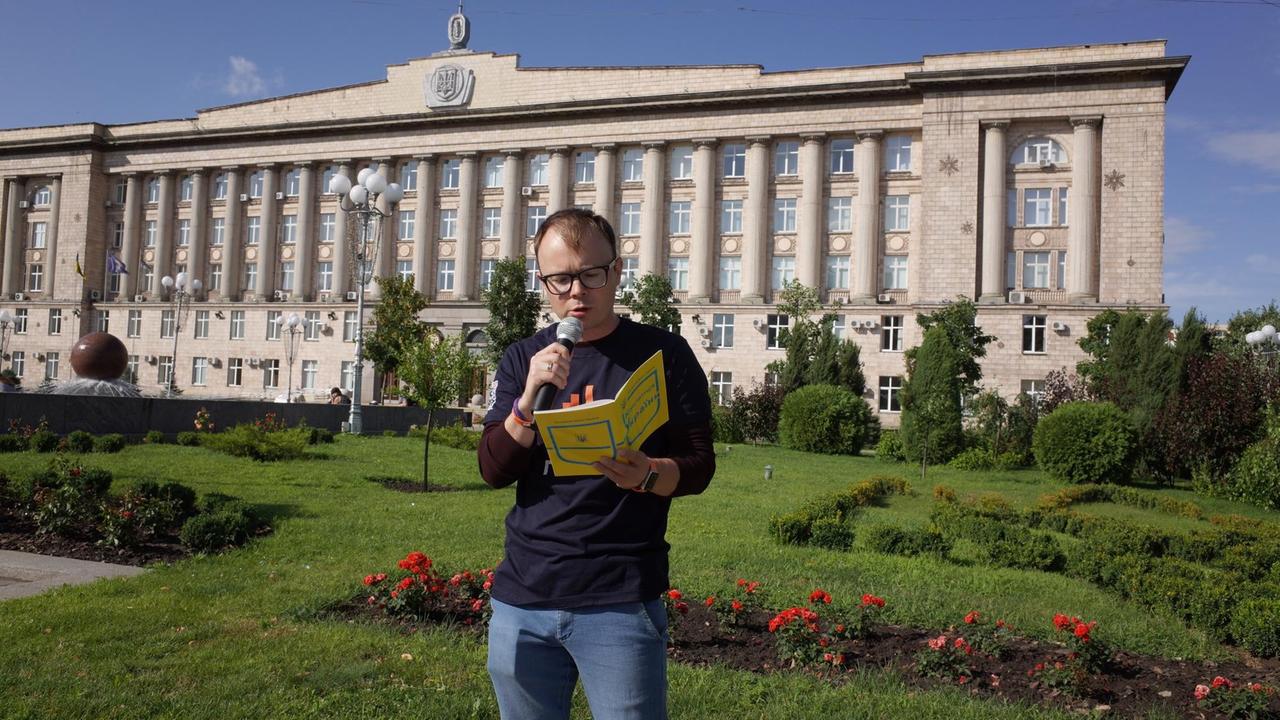 In ukrainischen Stadt Tscherkassy wirbt Viktor Jewpak für seine Kandidatur. Er will für die Partei "Stimme" in das Parlament einziehen.