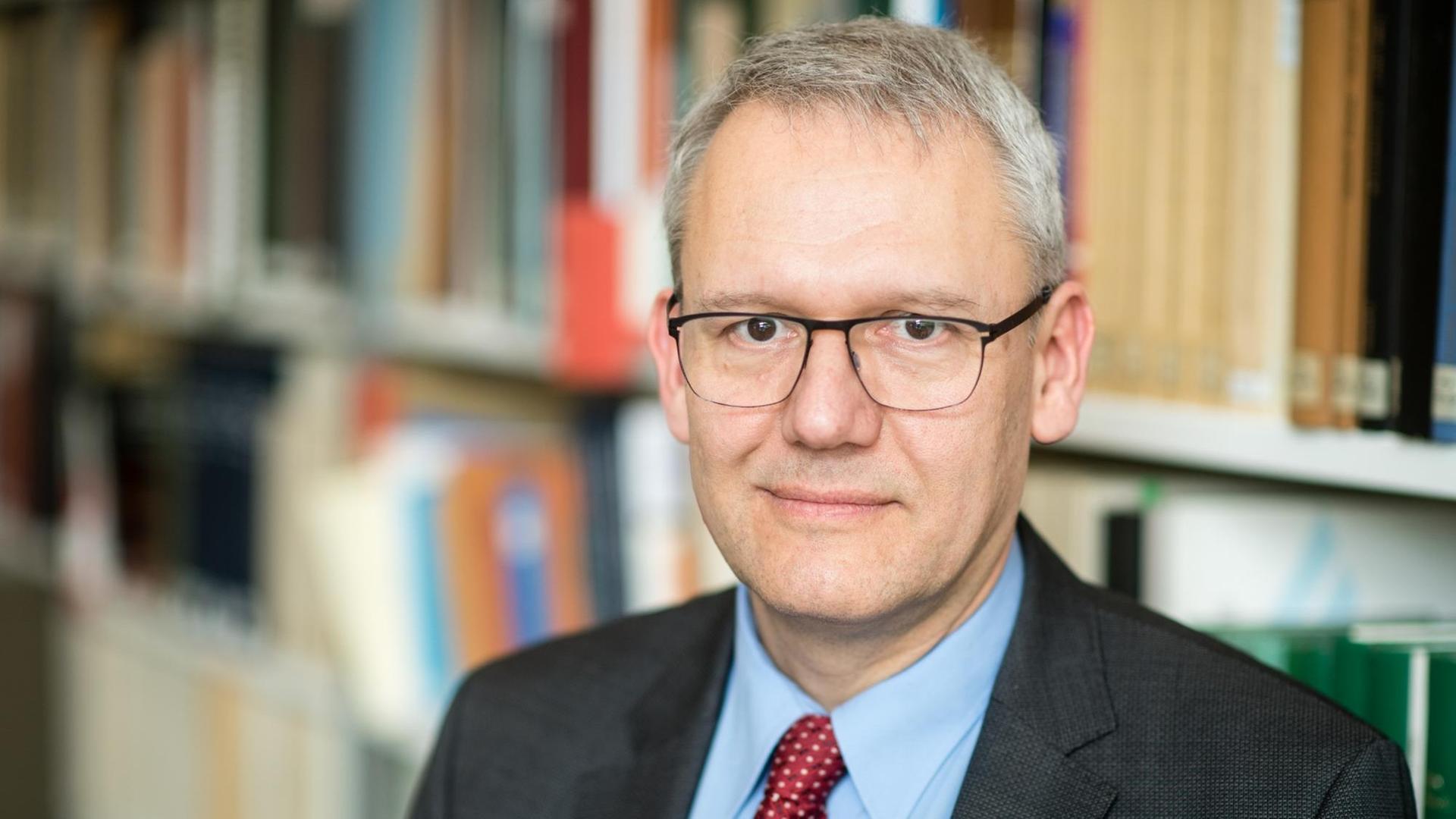 Andreas Wirsching, Leiter des Instituts für Zeitgeschichte in München, blickt in die Kamera.