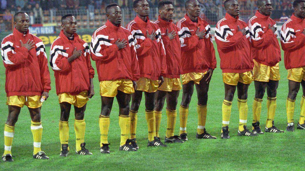 In einem Freundschaftsspiel besiegt am 14. April 1993 die deutsche Fußballnationalmannschaft die Auswahl Ghanas im Bochumer Ruhrstadion mit 6:1. Die Mannschaft Ghanas aufgenommen während der Nationalhymne (l-r): Abedi "Pele" Ajew, Isaac Asare, Prince Polley, Charles Akonnor, Ali Ibrahim, Yaw Acheampong, Emmanuel Armah, Frimpong Manso, Anthony Yeboah, Salifu Ansah, Anthony Baffoe. In einem Freundschaftsspiel besiegt am 14. April 1993 die deutsche Fußballnationalmannschaft die Auswahl Ghanas im Bochumer Ruhrstadion mit 6:1. Die Mannschaft Ghanas aufgenommen während der Nationalhymne (l-r): Abedi "Pele" Ajew, Isaac Asare, Prince Polley, Charles Akonnor, Ali Ibrahim, Yaw Acheampong, Emmanuel Armah, Frimpong Manso, Anthony Yeboah, Salifu Ansah, Anthony Baffoe.