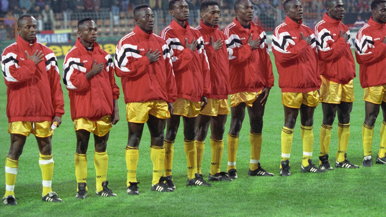 In einem Freundschaftsspiel besiegt am 14. April 1993 die deutsche Fußballnationalmannschaft die Auswahl Ghanas im Bochumer Ruhrstadion mit 6:1. Die Mannschaft Ghanas aufgenommen während der Nationalhymne (l-r): Abedi "Pele" Ajew, Isaac Asare, Prince Polley, Charles Akonnor, Ali Ibrahim, Yaw Acheampong, Emmanuel Armah, Frimpong Manso, Anthony Yeboah, Salifu Ansah, Anthony Baffoe.