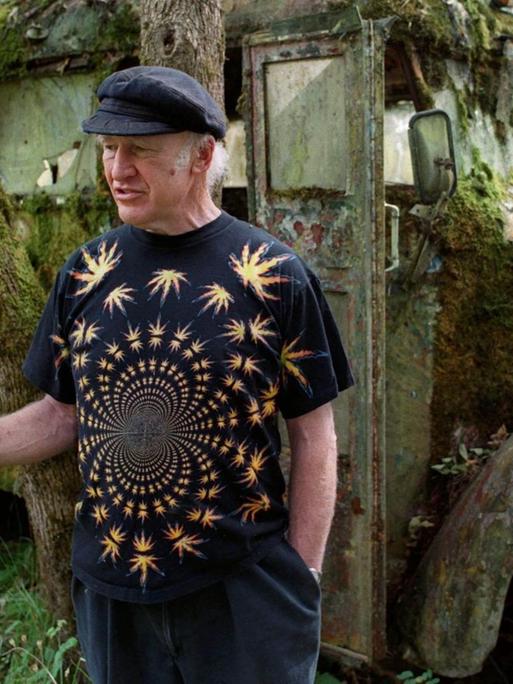 Der amerikanische Schriftsteller Ken Kesey steht im Juli 2001 auf seiner Farm in Pleasant Hill im US-Bundesstaat Oregon vor seinem legendären, ehemals bunt bemalten Bus "Further", der mittlerweile mit Moos bewachsen ist. Ken Kesey wurde am 17.9.1935 in La Junta in Colorado geboren und starb am 10.11.2001 in Eugene in Oregon an Krebs. Sein bekanntestes Werk ist der Roman "Einer flog über das Kuckucksnest".