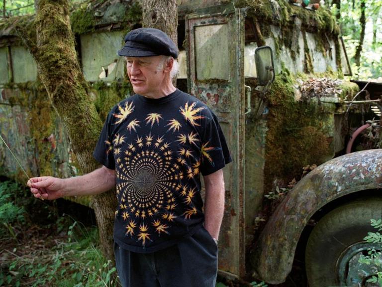 Der amerikanische Schriftsteller Ken Kesey steht im Juli 2001 auf seiner Farm in Pleasant Hill im US-Bundesstaat Oregon vor seinem legendären, ehemals bunt bemalten Bus "Further", der mittlerweile mit Moos bewachsen ist. Ken Kesey wurde am 17.9.1935 in La Junta in Colorado geboren und starb am 10.11.2001 in Eugene in Oregon an Krebs. Sein bekanntestes Werk ist der Roman "Einer flog über das Kuckucksnest".