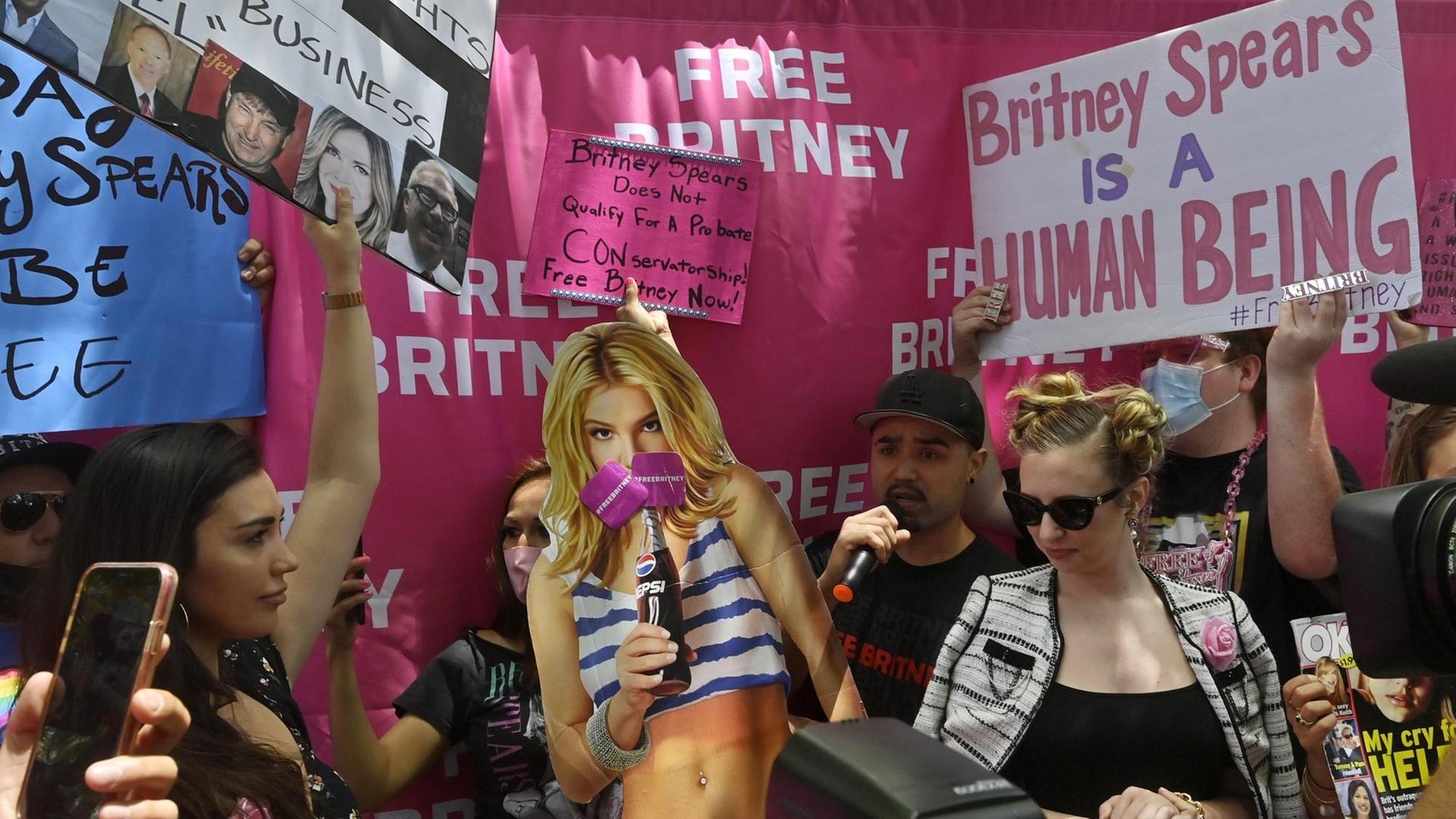 Fans in Los Angeles setzen sich für Britney Spears ein - die Sängerin befindet sich seit langer Zeit unter der Vormundschaft ihres Vaters.