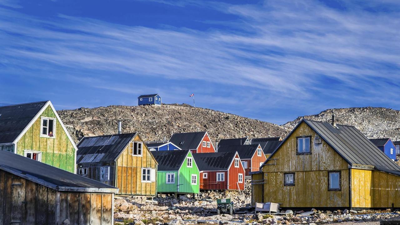 Bunte Häuser in Ittoqqortoormiit, Region Scoresbysund, Arktis, Grönland, Nordamerika