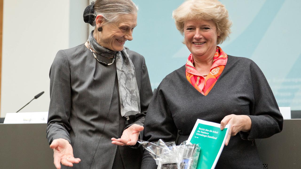Taskforce-Chefin Ingeborg Berggreen-Merkel (links) übergibt Kulturstaatsministerin Monika Grütters (CDU) den Abschlussbericht zur Gurlitt-Sammlung.