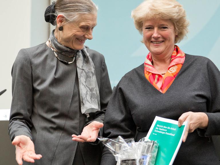 Taskforce-Chefin Ingeborg Berggreen-Merkel (links) übergibt Kulturstaatsministerin Monika Grütters (CDU) den Abschlussbericht zur Gurlitt-Sammlung.