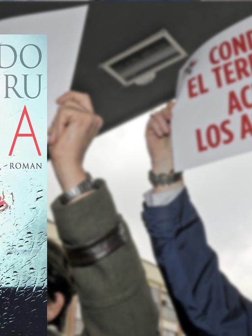 Buchcover Fernando Aramburu: "Patria". Im Hintergrund: Demonstranten mit einem Schild: "Verurteilt Terrorismus, klärt die Morde auf"