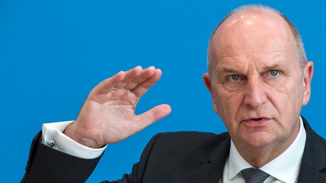Dietmar Woidke (SPD), Ministerpräsident von Brandenburg, spricht vor der Bundespressekonferenz in Berlin. Er hebt die rechte Hand in Richtung Kopf. Dietmar Woidke (SPD), Ministerpräsident von Brandenburg, spricht vor der Bundespressekonferenz in Berlin. Er hebt die rechte Hand in Richtung Kopf.