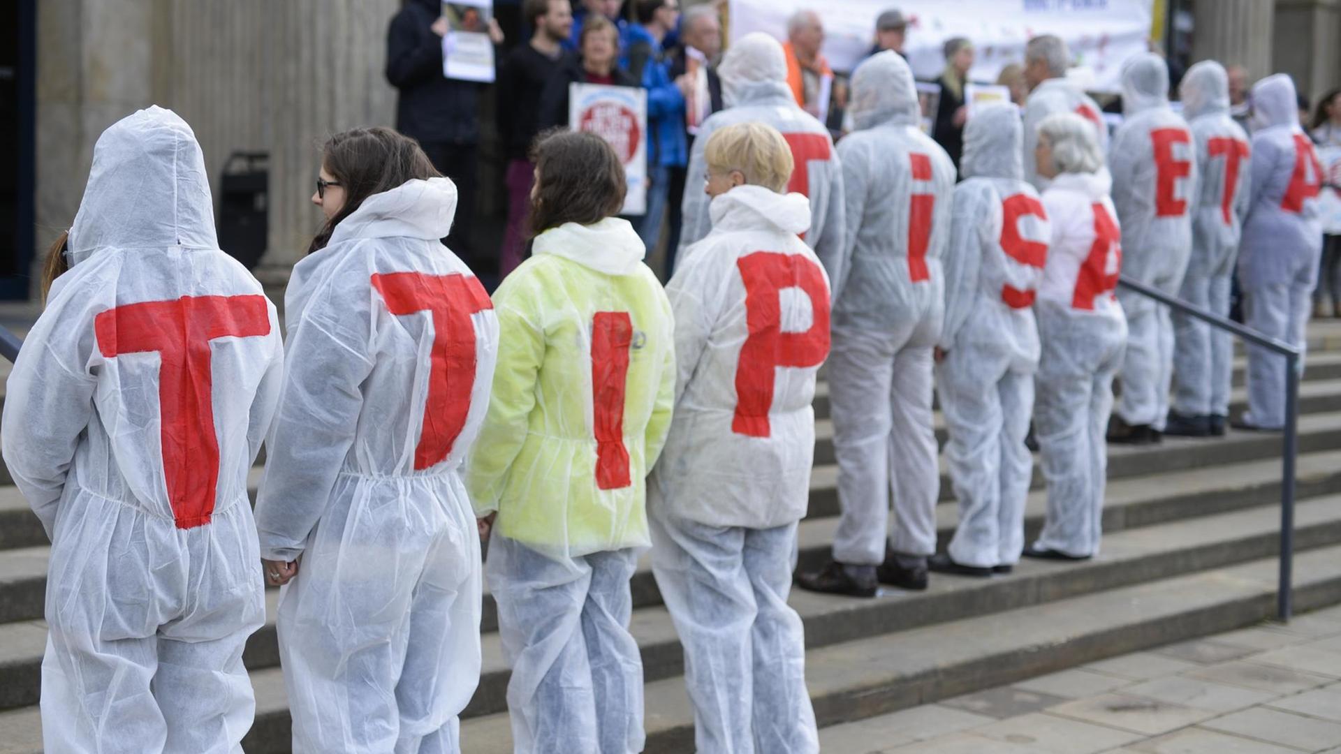 Gegner des Freihandelsabkommens TTIP demonstrieren am 16.04.2016 in Hannover (Niedersachsen) vor der Oper gegen das geplante Abkommen.