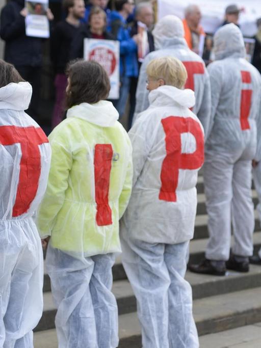 Gegner des Freihandelsabkommens TTIP demonstrieren am 16.04.2016 in Hannover (Niedersachsen) vor der Oper gegegn das geplanten Abkommen. TTIP ist Gespr