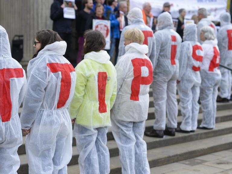 Gegner des Freihandelsabkommens TTIP demonstrieren am 16.04.2016 in Hannover (Niedersachsen) vor der Oper gegegn das geplanten Abkommen. TTIP ist Gespr