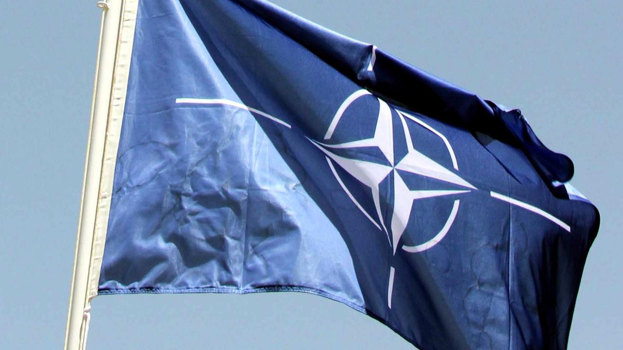 Die Nato-Flagge weht im Wind.
