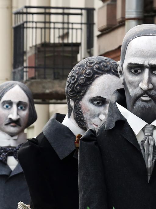 Überlebensgroßen Puppen berühmter russischer Autoren aus dem 19. Jahrhundert: Fjodor Dostojewski, Alexander Sergejewitsch Puschkin, Nikolai Gogol und Anton Tschechow.
