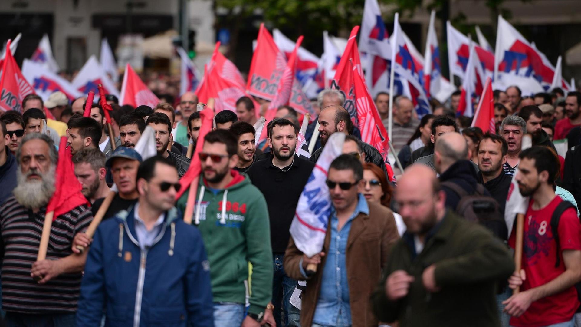 Demonstranten in Athen protestieren gegen geplante Reformen der Regierung.