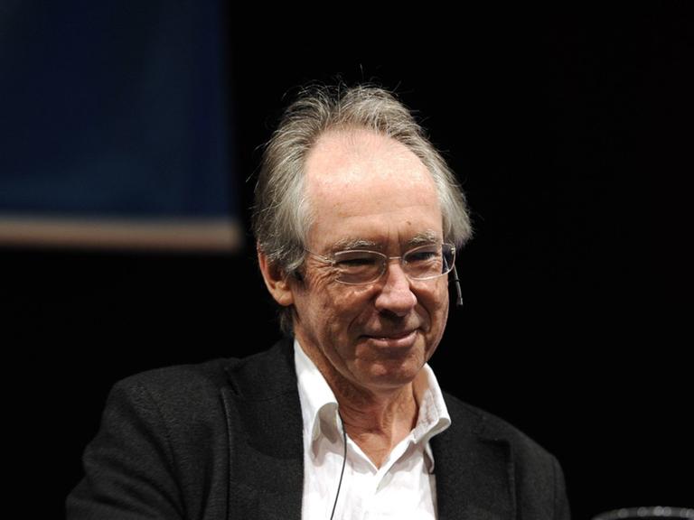 Der britische Schriftsteller Ian McEwan liest am 13.10.2013 in Köln auf der Lit.cologne Spezial in Köln.