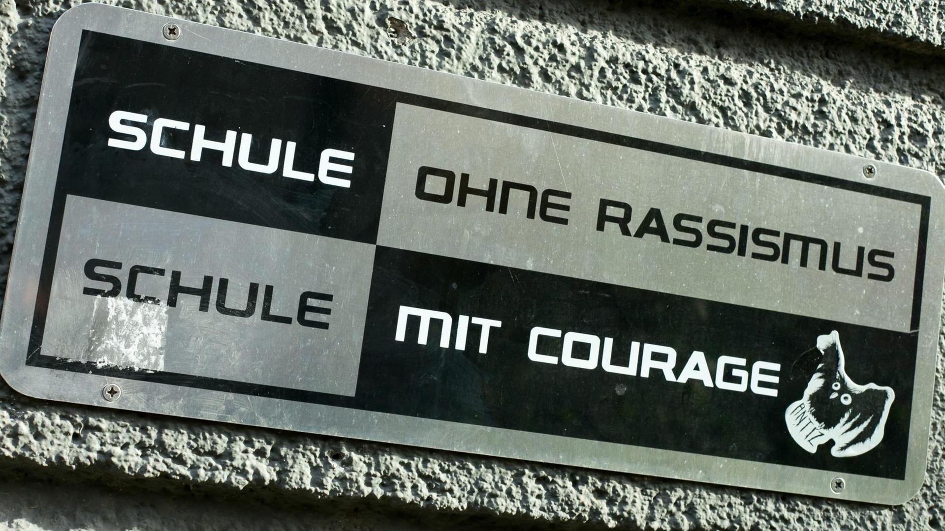 Schild am Eingang einer Berliner Schule - Schule ohne Rassismus, Schule mit Courage
