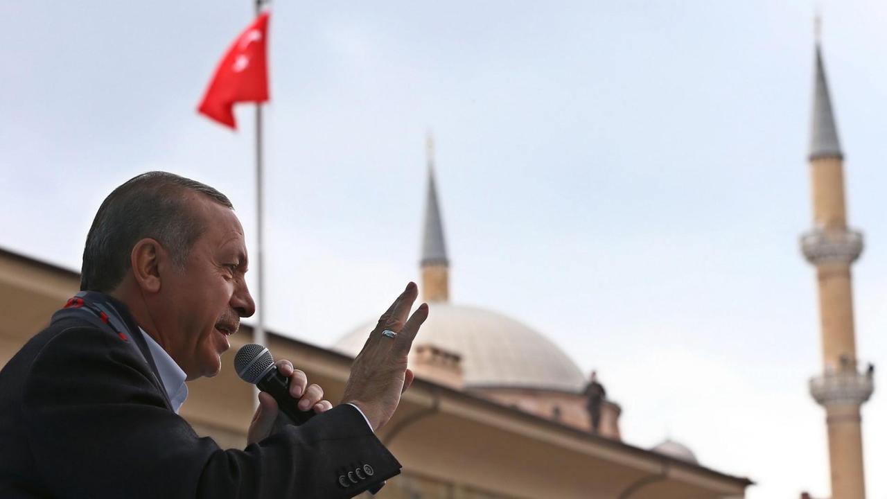 Recep Tayyip Erdogan winkt seinen Anhängern in Eskisehir zu.