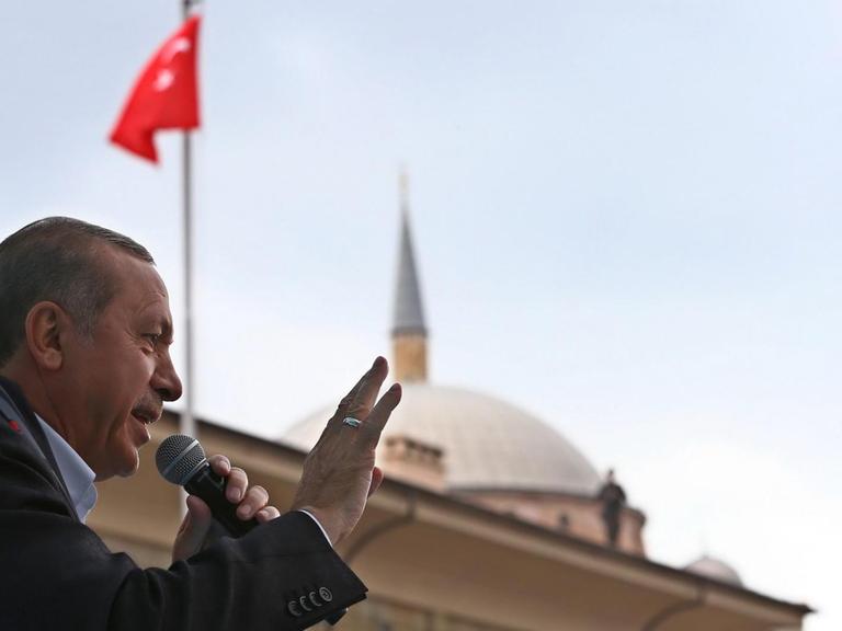 Recep Tayyip Erdogan winkt seinen Anhängern in Eskisehir zu.