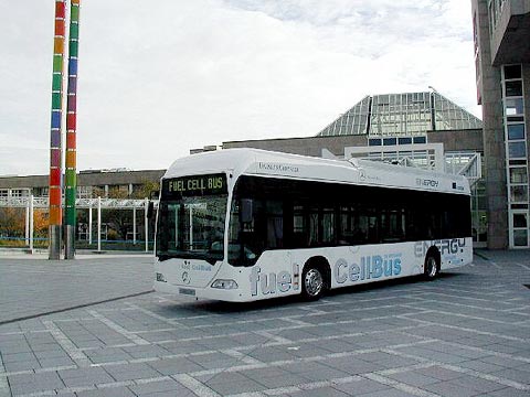 In Hamburg setzt man schon auf die Innovationslinie: Brennstoffzellenbus.