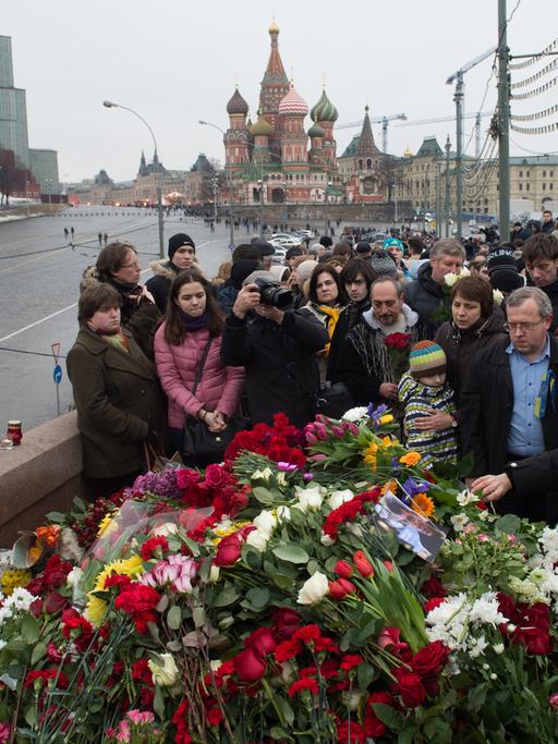 Moskauer Bürger haben Blumen abgelegt an der Stelle, an der Kremlkritiker Boris Nemzow ermordet wurde