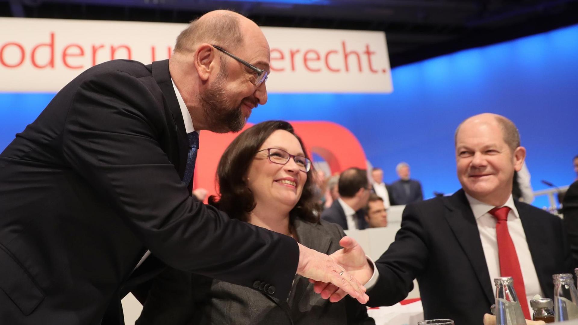 Bundesparteitag der SPD in Berlin. Der Vorsitzende, Martin Schulz begrüßt die Fraktions-Chefin Andrea Nahles und Hamburgs Bürgermeister Olaf Scholz.
