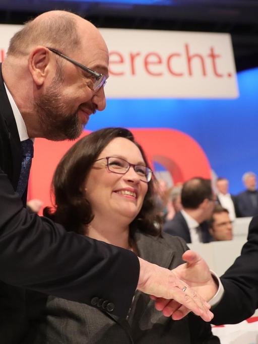 Bundesparteitag der SPD in Berlin. Der Vorsitzende, Martin Schulz begrüßt die Fraktions-Chefin Andrea Nahles und Hamburgs Bürgermeister Olaf Scholz.