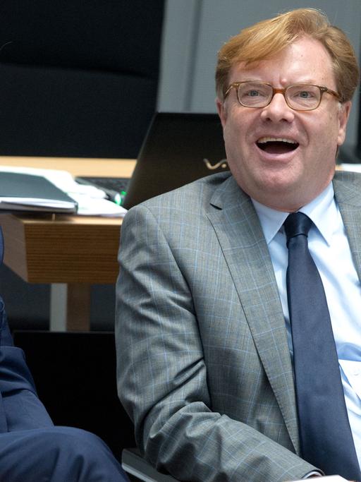 Der regierende Bürgermeister von Berlin, Klaus Wowereit (l, SPD), und Berlins Kulturstaatssekretär André Schmitz (SPD) sitzen am 07.11.2013 bei der Sitzung des Abgeordnetenhauses in Berlin.