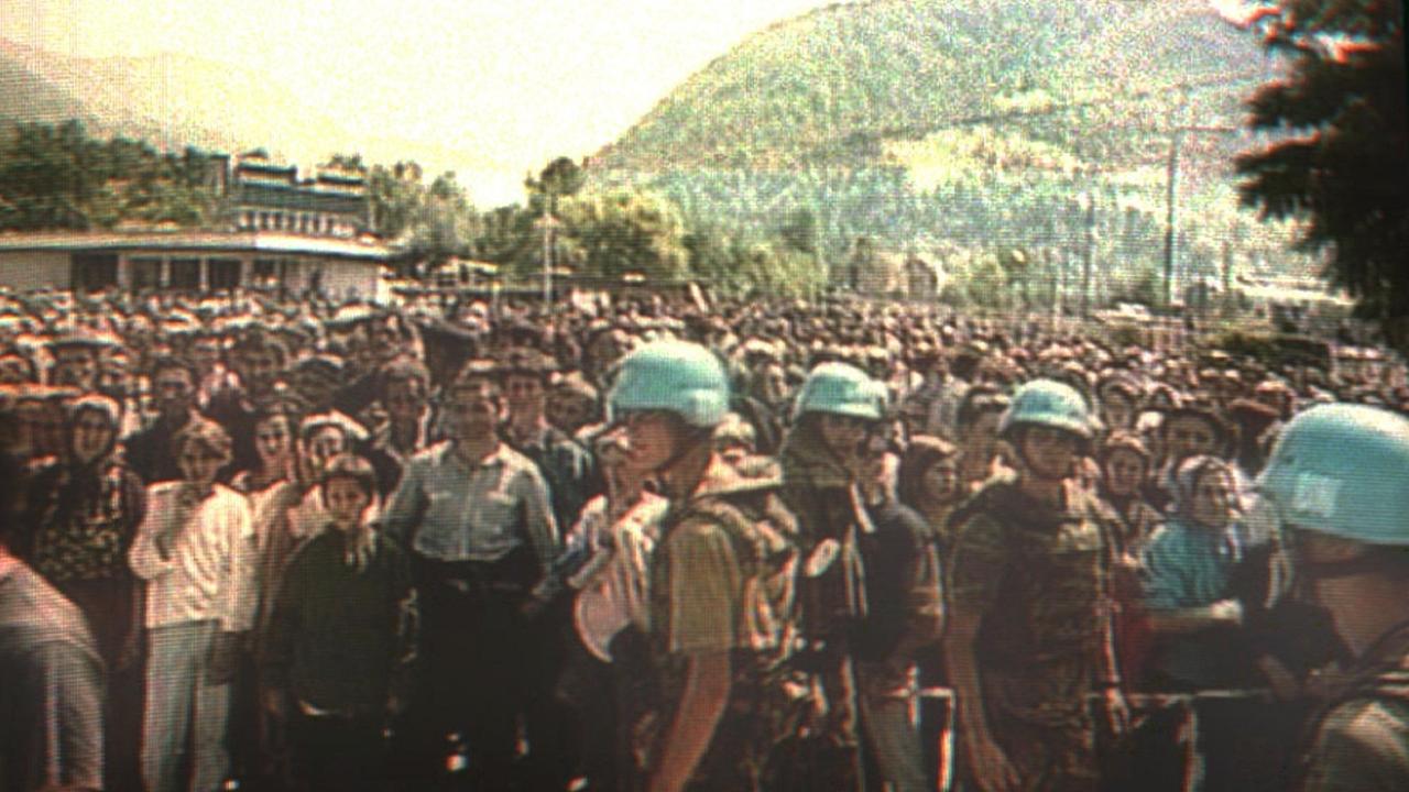 Der Screenshot vom niederländischen Fernsehen zeigt holländische UN-Soldaten in Potocari, Bosnien-Herzegowina, vor hunderten von moslemischen Zivilisten, die aus dem nahegelegenen Srebrenica vor serbischem Terror geflüchtet waren.
