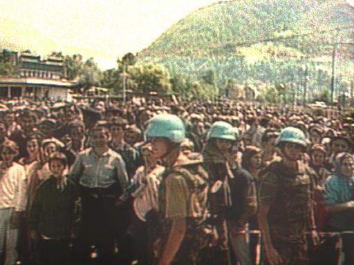 Der Screenshot vom niederländischen Fernsehen zeigt holländische UN-Soldaten in Potocari, Bosnien-Herzegowina, vor hunderten von moslemischen Zivilisten, die aus dem nahegelegenen Srebrenica vor serbischem Terror geflüchtet waren.
