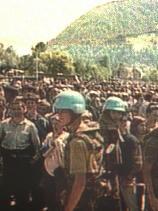 Der Screenshot vom niederländischen Fernsehen zeigt holländische UN-Soldaten in Potocari, Bosnien-Herzegowina, vor hunderten von moslemischen Zivilisten, die aus dem nahegelegenen Srebrenica vor serbischem Terror geflüchtet waren.