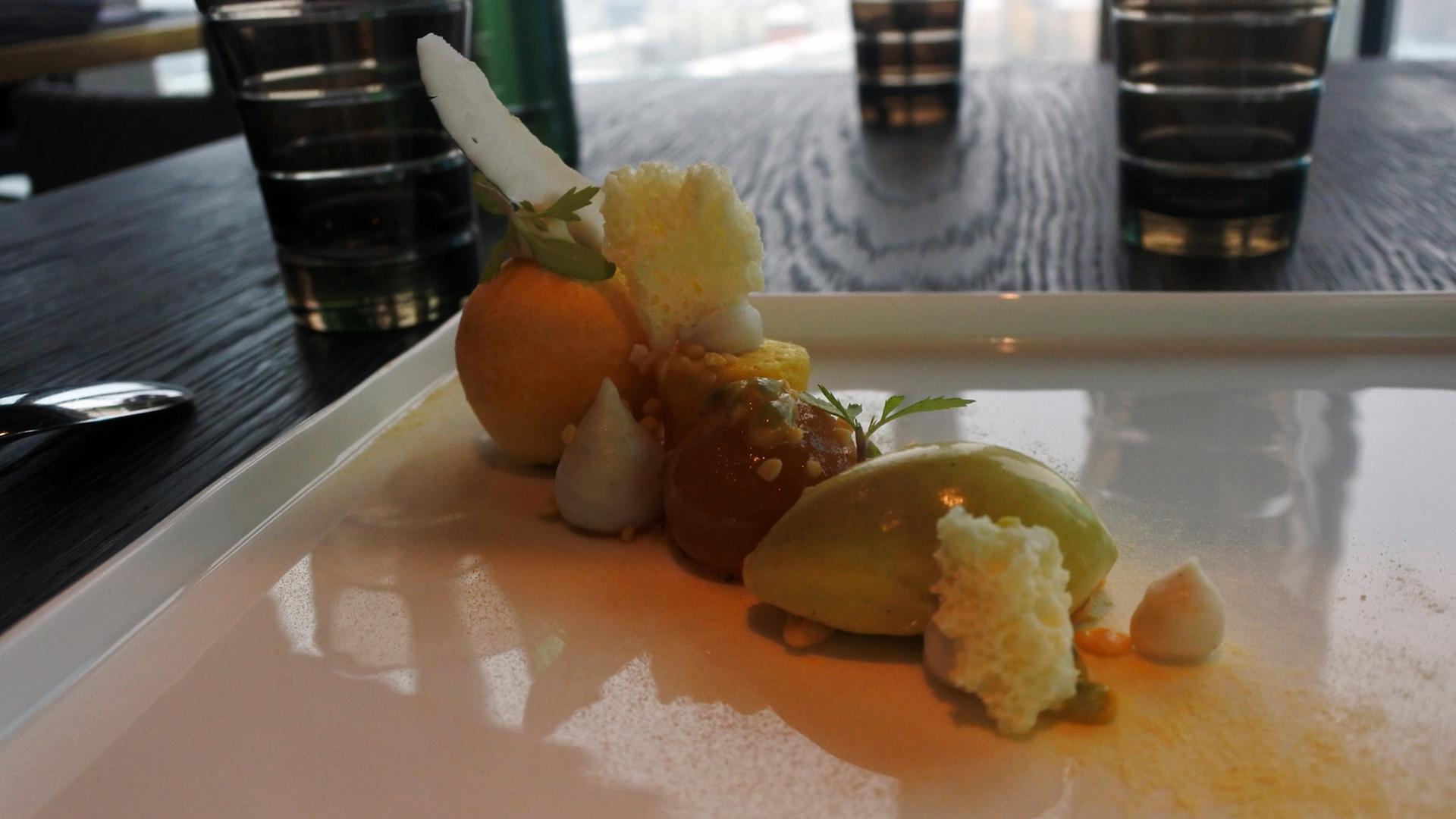 Dessert aus einem Ananas- und Kokosmousse, Passionsfrucht und einem vanilligen Curryeis von Sternekoch Alexander Koppe